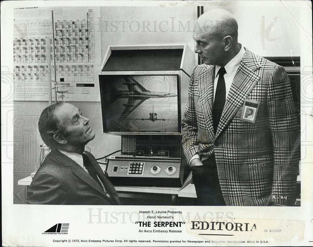 1974 Press Photo Henry Fonda and Yul Brynner in &quot;The Serpent&quot; - Historic Images