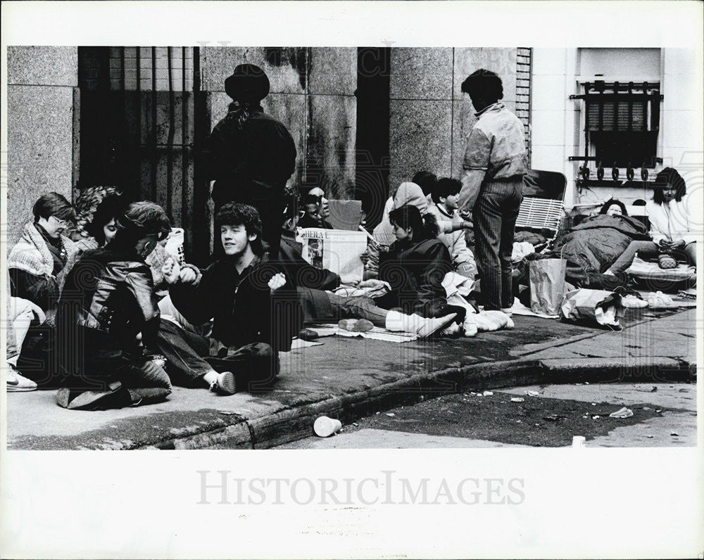 1985 Press Photo Prince fans camp out in front of the Orpheum Theatre for ticket - Historic Images