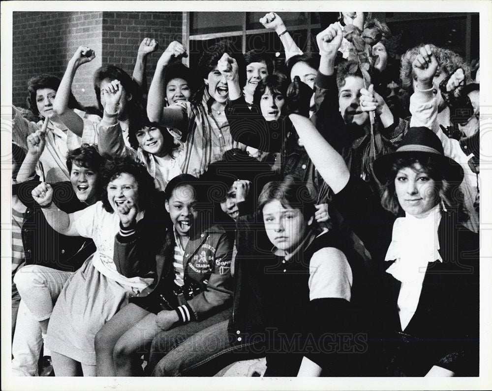 19851 Press Photo Prince Fans. - Historic Images