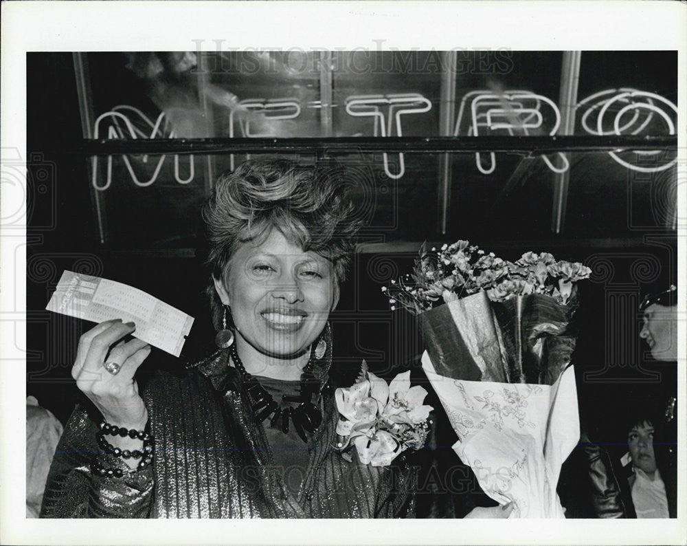 1986 Press Photo Edith Lenares shows off ticket and flowers - Historic Images