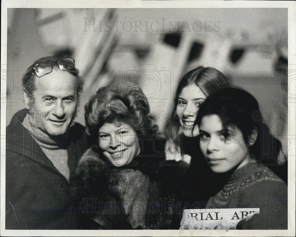 1974 Press Photo Actor Eli Wallach and Anne Jackson with their daughters. - Historic Images