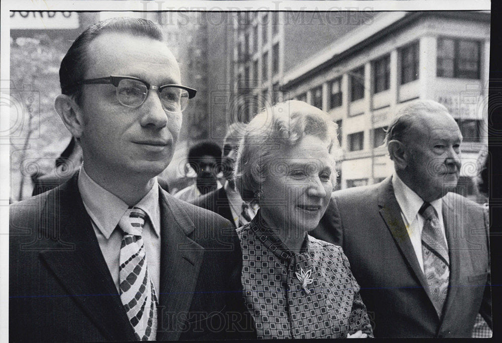 1974 Press Photo Mayor Ald. Thomas Keane with wife and son Thomas Keane. - Historic Images