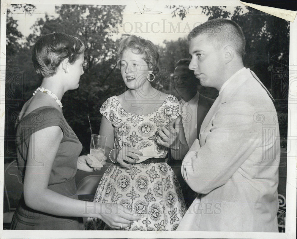 1954 Press Photo Susie Kranz, Nancy Fetzer and Bill Ederhart. - Historic Images