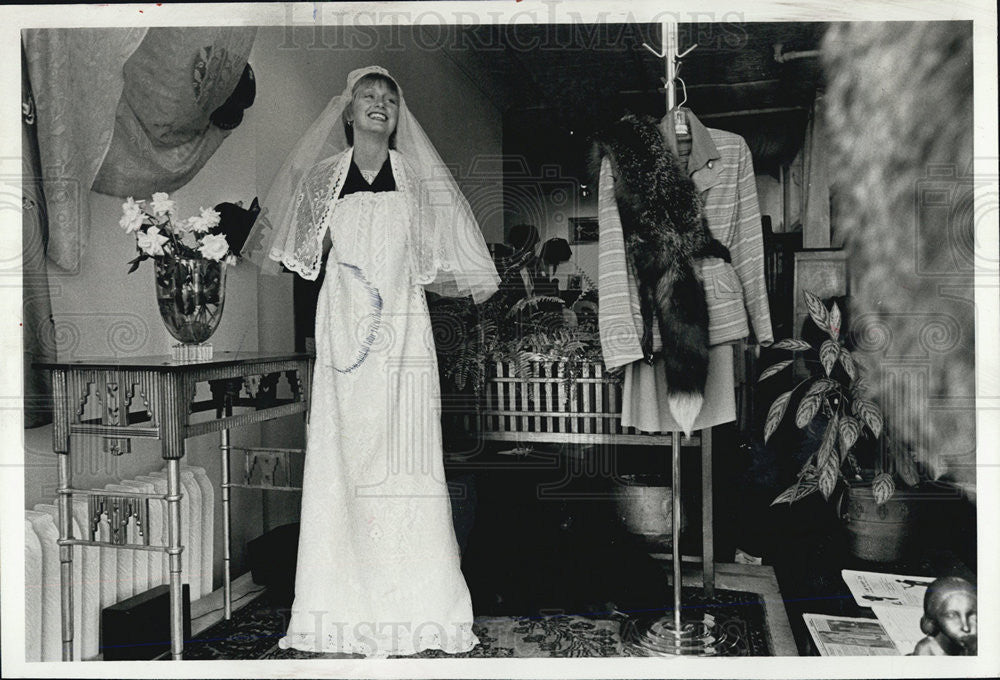 1979 Press Photo Linda Di in wedding dress she made - Historic Images