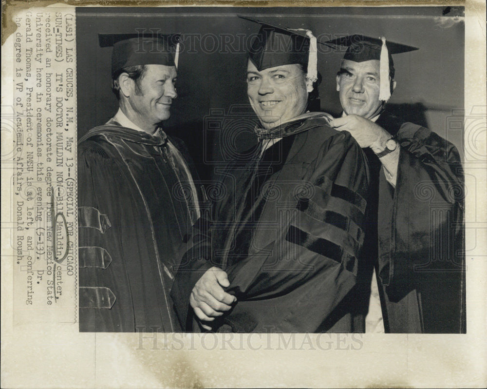 1972 Press Photo Bill Maludin recieving his doctorate. - Historic Images