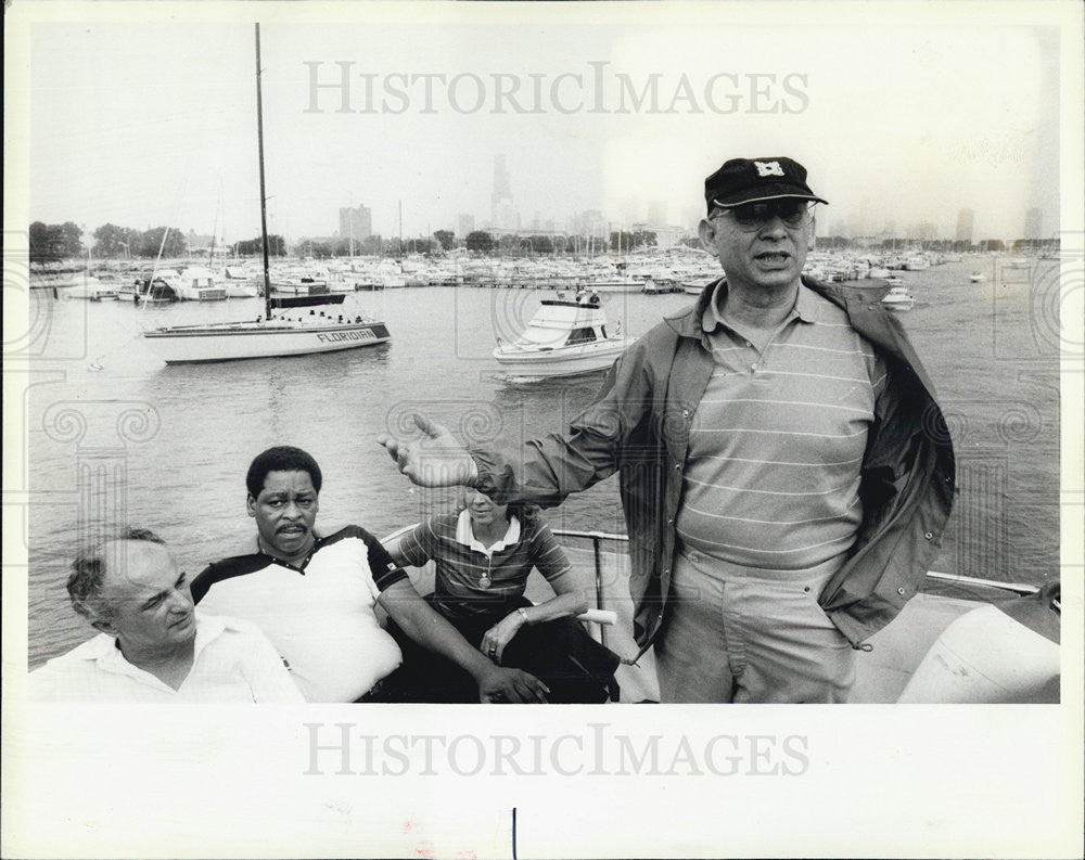 1984 Press Photo Ald. Bernard Stone talking to a group at worlds fair - Historic Images