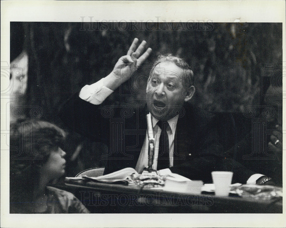 1985 Press Photo Ald. Bernard Stone speaking at council meeting - Historic Images