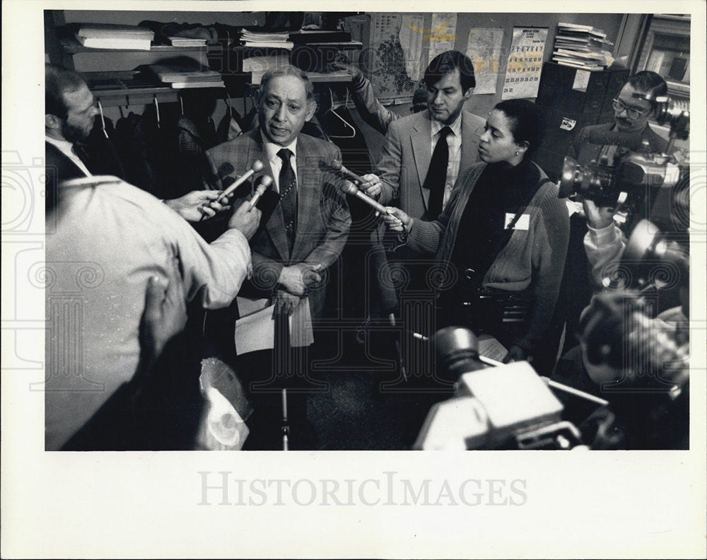 1987 Press Photo Ald. Bernard Stone Declaring Candidacy for mayor - Historic Images