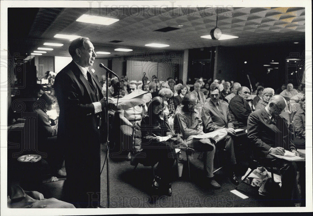 1986 Press Photo Ald.Bernard L.Stone public hearing on on route cuts. - Historic Images