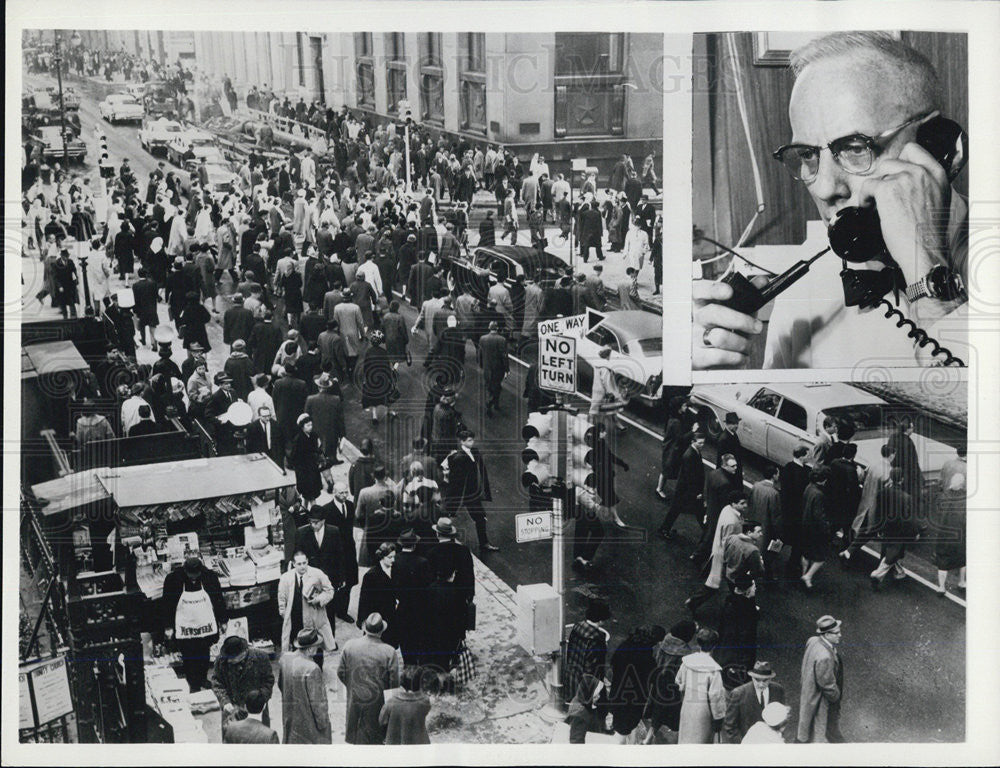 1962 Press Photo Barnes tackles the traffic in Wall Street - Historic Images