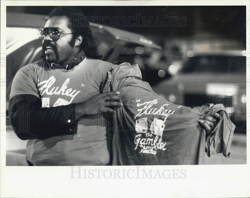 1986 Press Photo Robert Lee Selling t-shirts - Historic Images