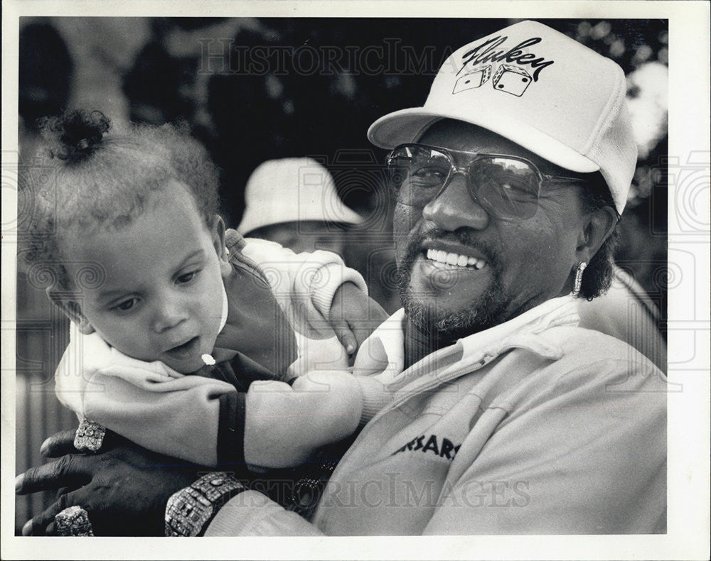 1986 Press Photo Darryl Moore witness inStokes Trial and grandson - Historic Images