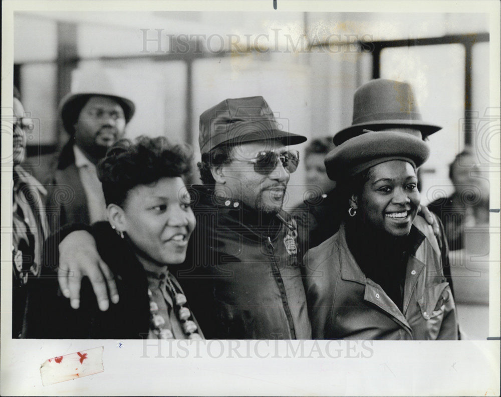 1985 Press Photo Willie &quot;Flukey&quot; Stokes leaving courthouse - Historic Images