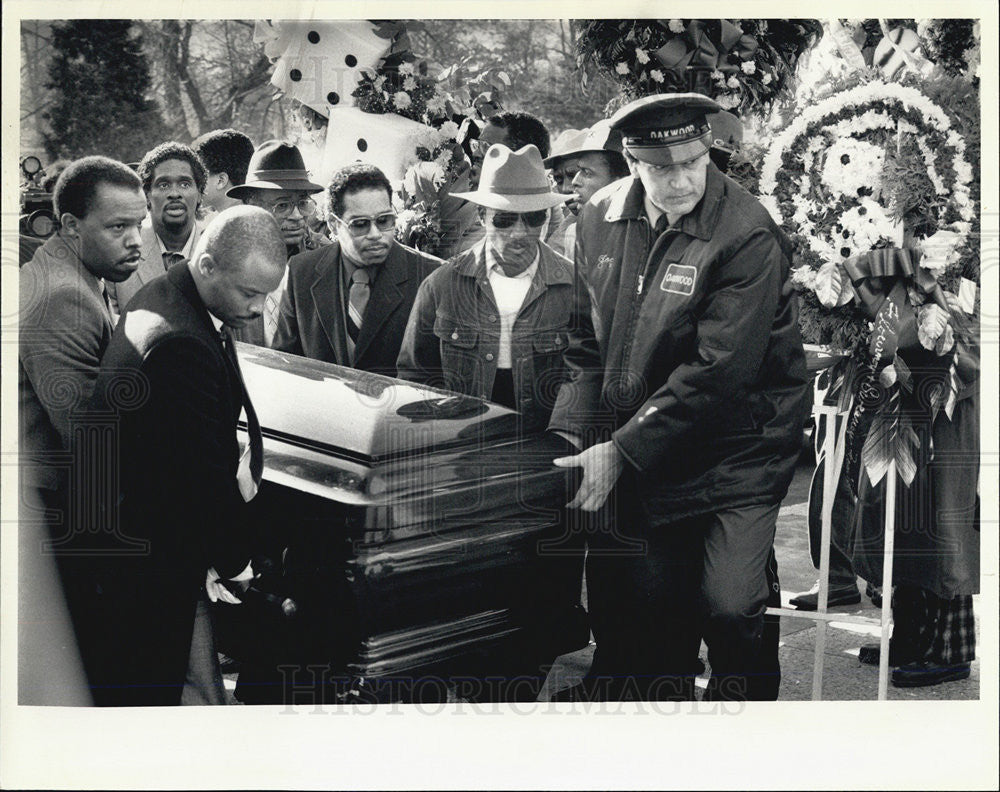 1986 Press Photo curious people at Stokes burial - Historic Images