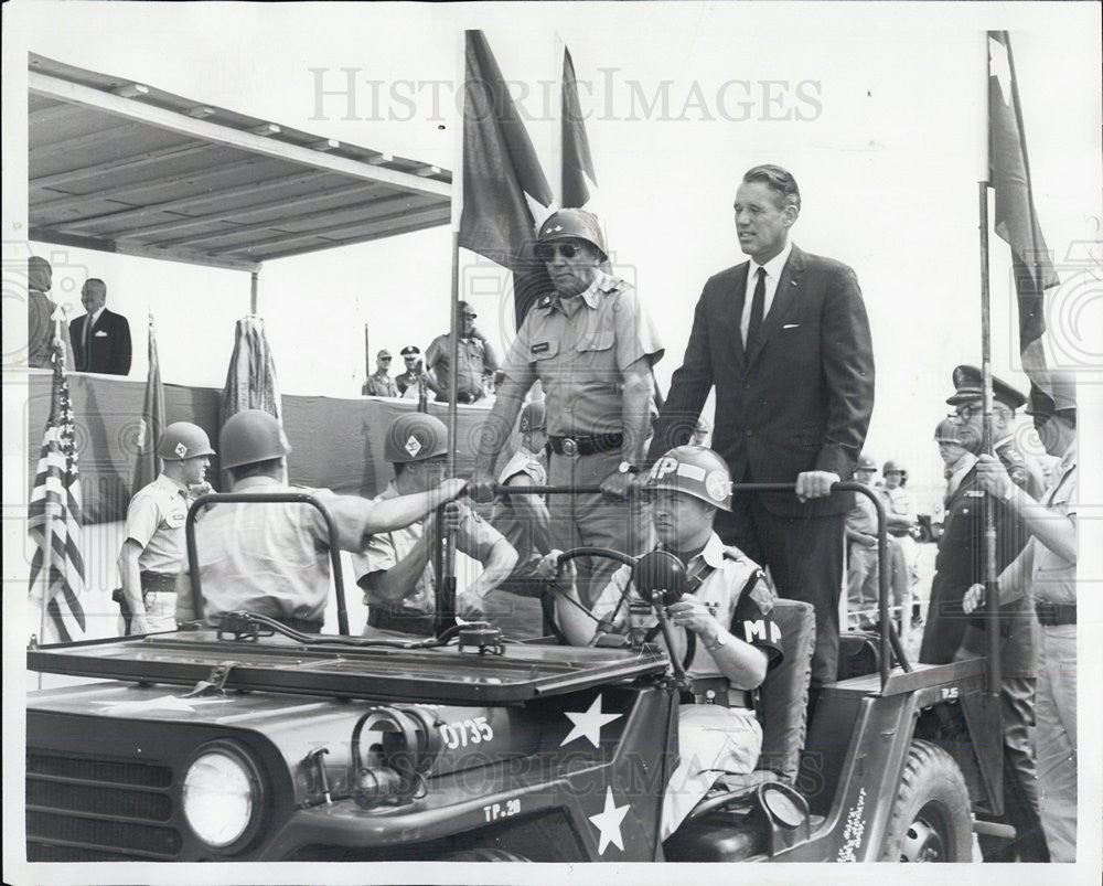 1967 Press Photo Gen Raymond and Lt. Gov Sargent, New York - Historic Images