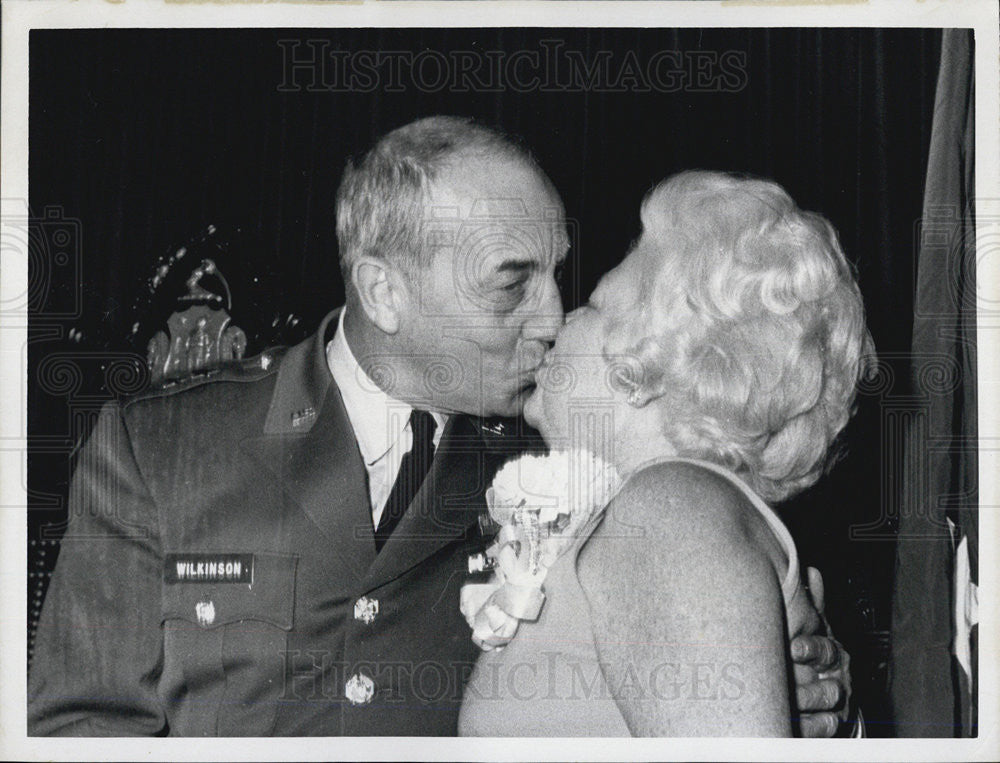 1967 Press Photo Gen Wilkinson kisses wife after promotion - Historic Images