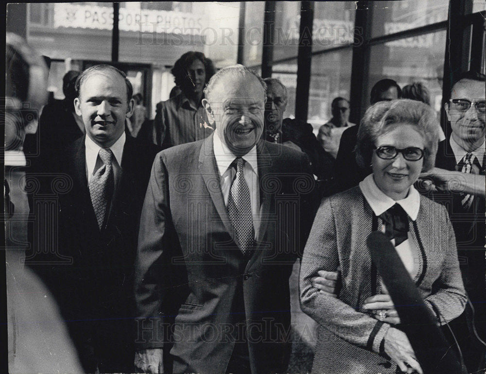 1974 Press Photo Ald.Thomas Keane and wife at Federal Building. - Historic Images