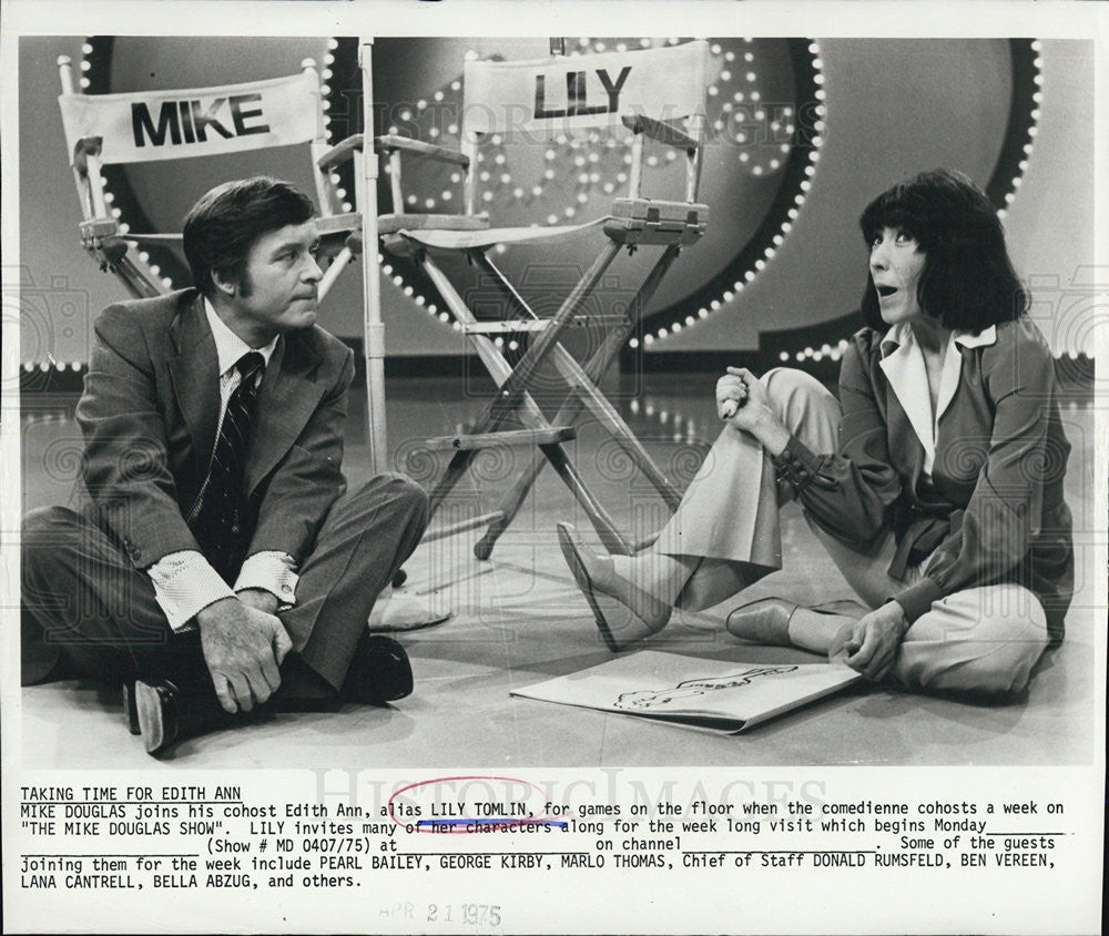 Press Photo Mike Douglas and Edith Ann in &quot;The Mike Douglas Show&quot; - Historic Images