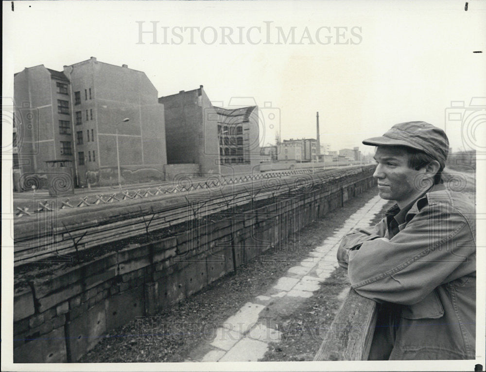 1984 Press Photo Richard Thomas in &quot;Berlin Tunnel 21&quot; - Historic Images