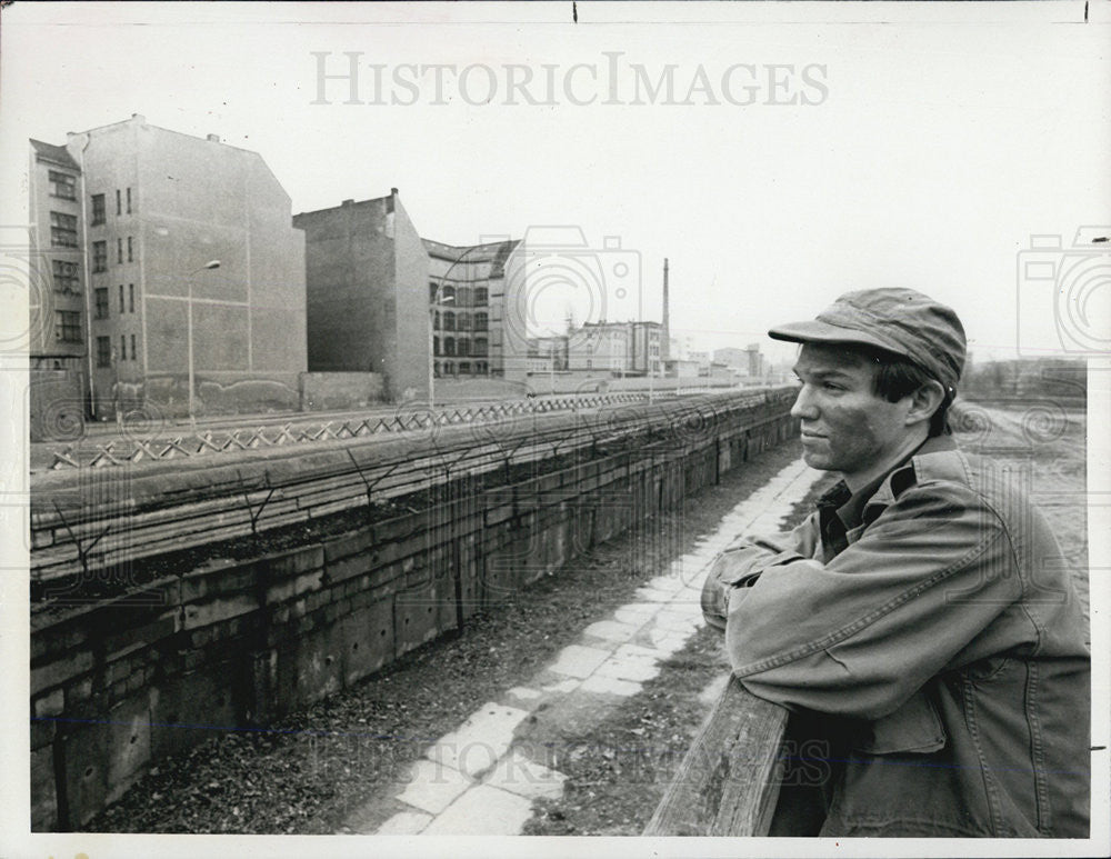 1981 Press Photo Richard Thomas in &quot;Berlin Tunnel 21&quot; - Historic Images