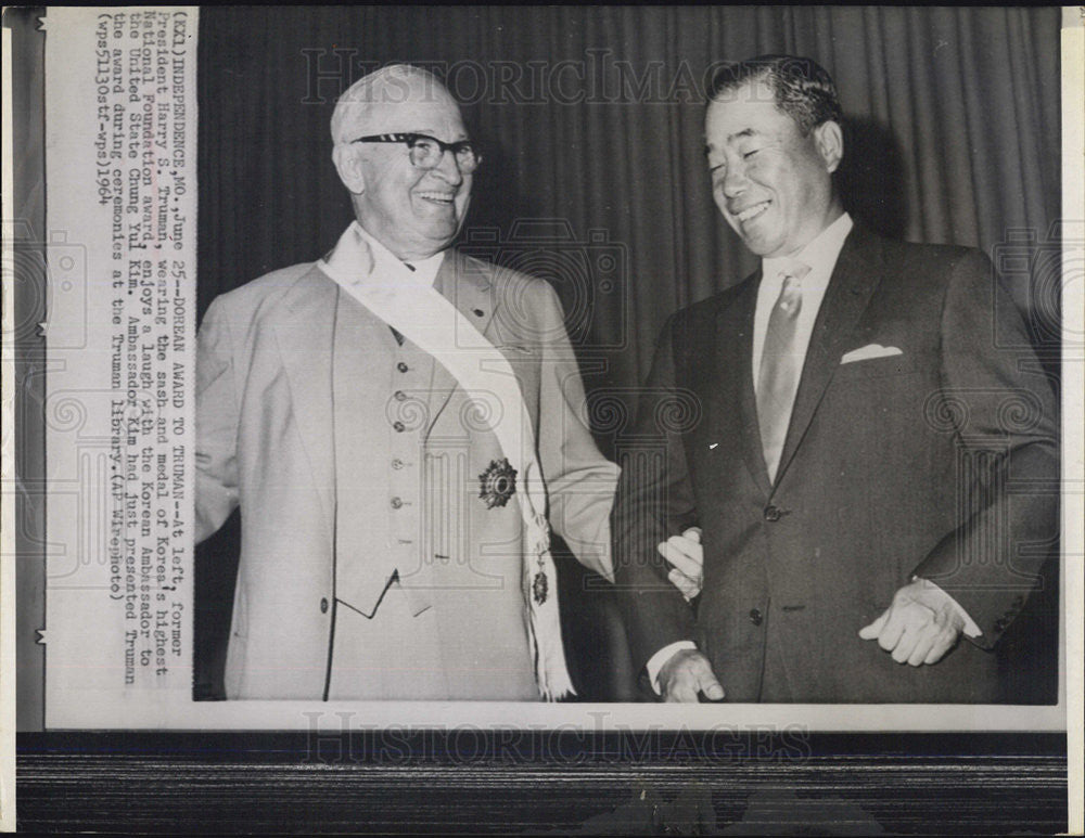 1964 Press Photo President Harry S. Truman Recieving award from Chung Yul Kim - Historic Images