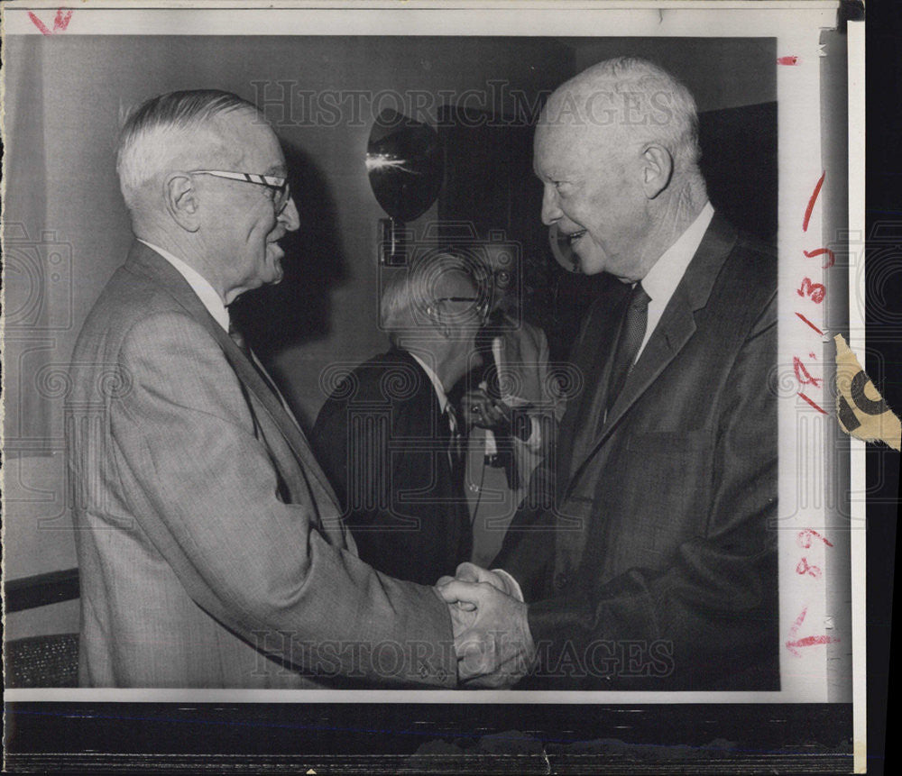 1965 Press Photo Pres Truman and Pres Eisenhower shake hands - Historic Images