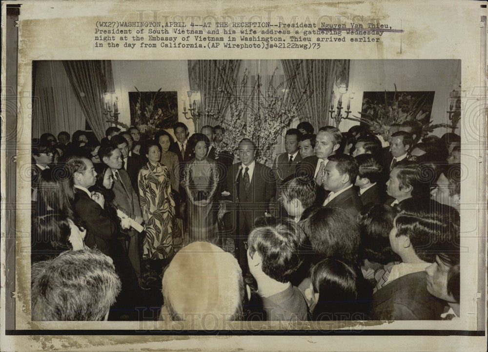 1973 Press Photo Vietnamese Pres and wife greet delegates at the embassy - Historic Images