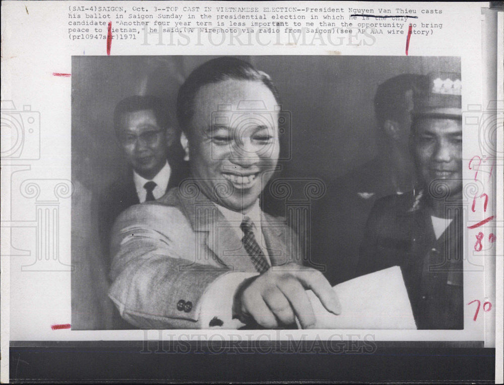 1971 Press Photo Vietnamese Pres casts a ballot for his preisdency - Historic Images