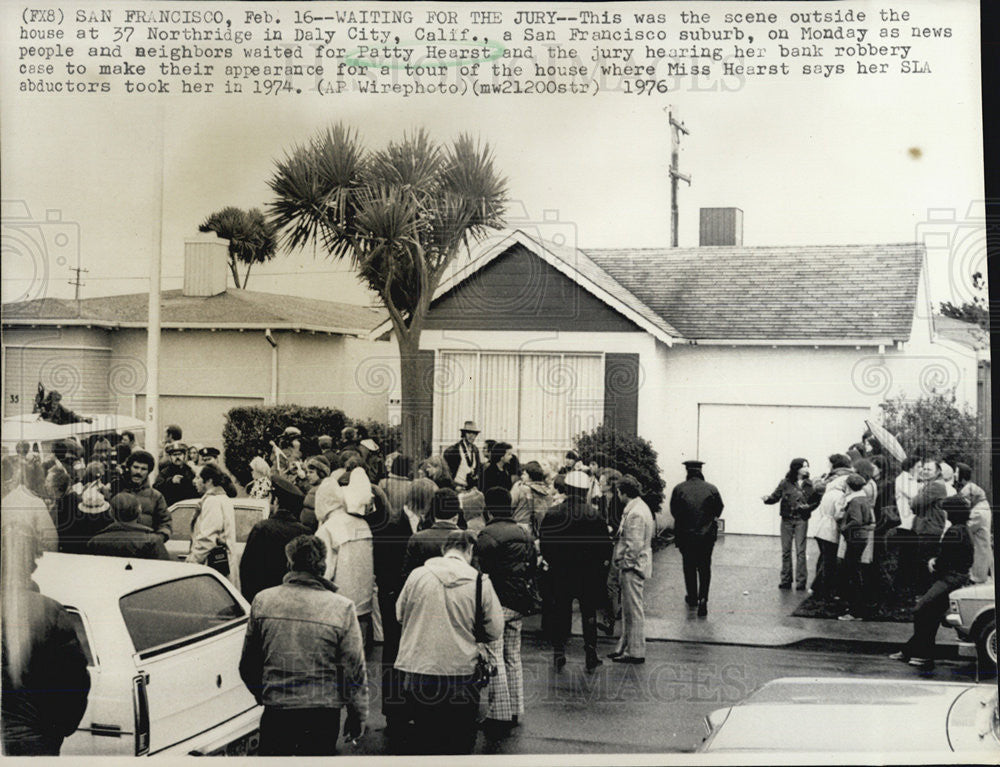 1976 Press Photo Crowd waiting for verdict on the Patricia Hearst trial - Historic Images