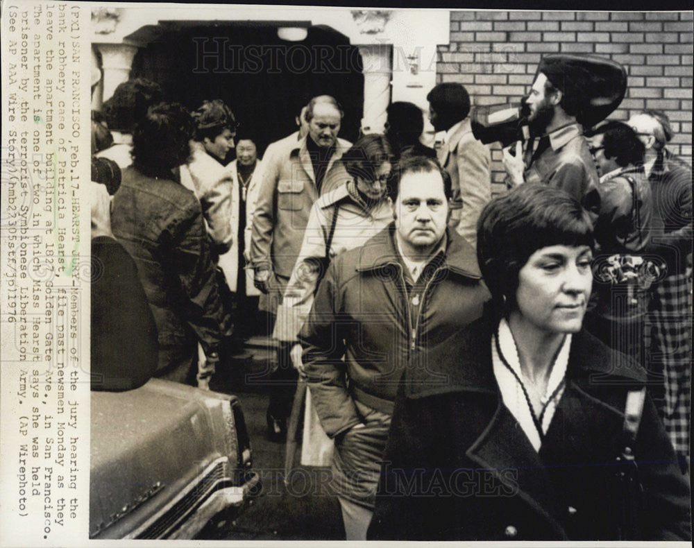 1976 Press Photo Jury in the Patricia Hearst case leaving apartment - Historic Images