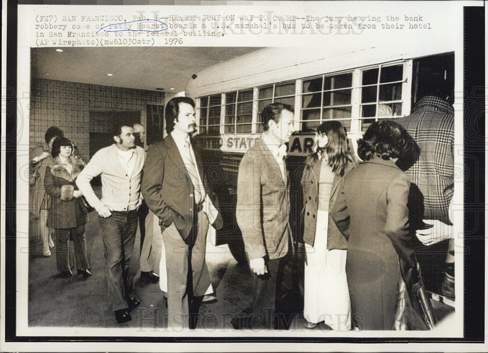 1976 Press Photo Jury in Patricia Hearst  Boarding U.S. marshal bus - Historic Images