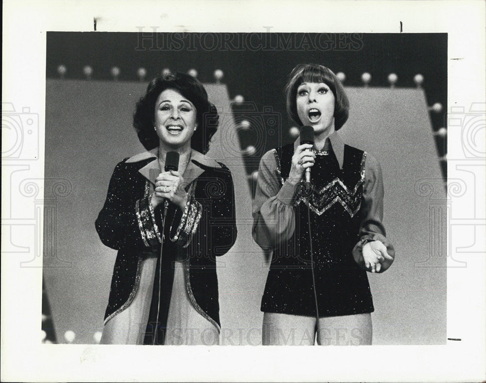 1977 Press Photo Eydie Gorme &amp; Carol Burnett &quot;The Carol Burnett Show&quot; - Historic Images