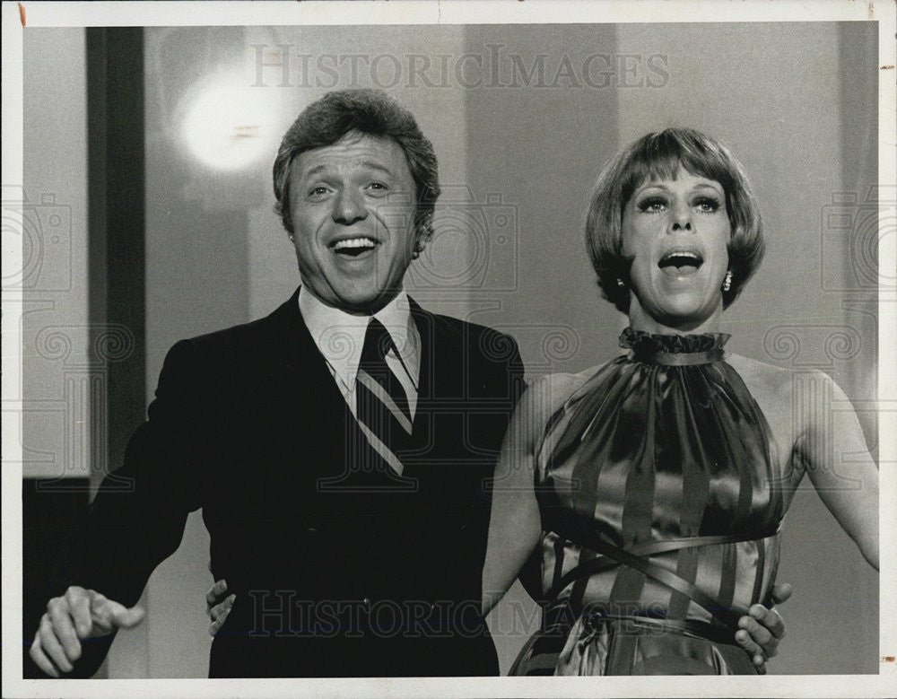 1977 Press Photo Carol Burnett Singing on &quot;The Carol Burnett Show&quot; - Historic Images