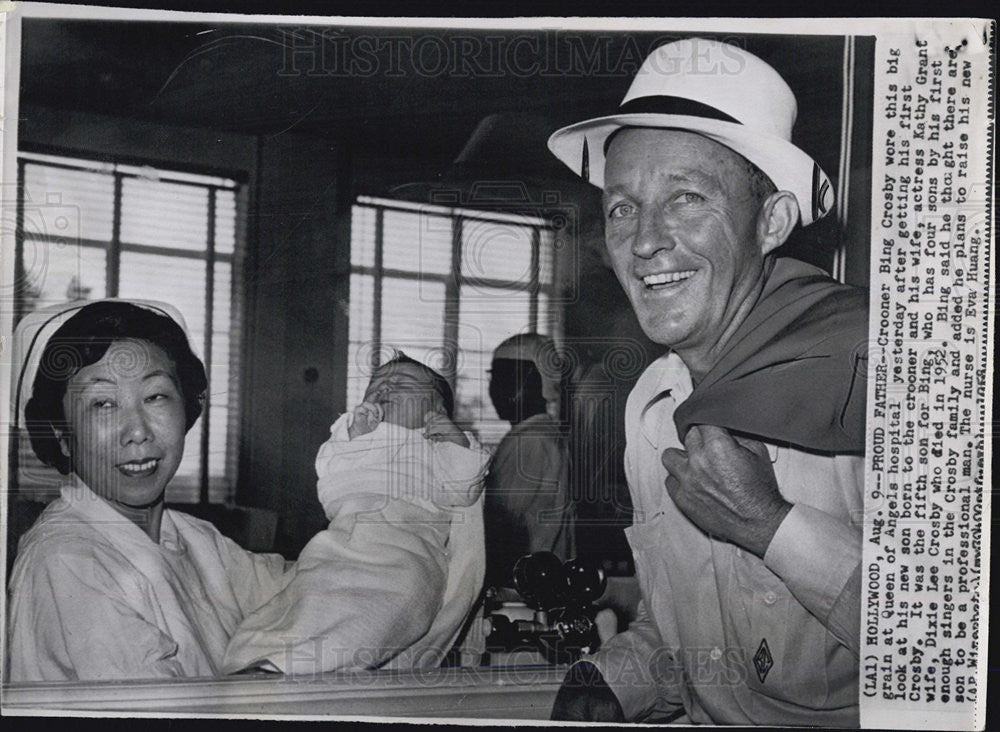 1958 Press Photo Bing Crosby &amp; Newborn Son - Historic Images