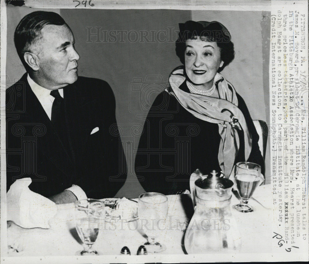 1954 Press Photo Mrs. William Randolph Hearst talks with James M. Bovard - Historic Images