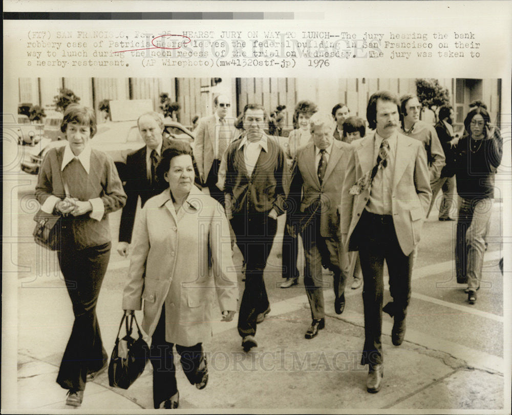 1976 Press Photo Hearst Jury Leave for Lunch - Historic Images