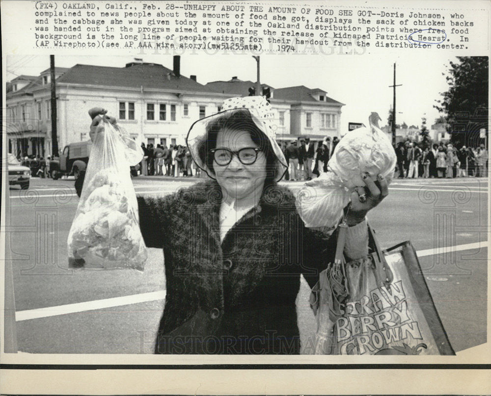 1974 Press Photo Doris Johnson Unhappy About Food Distribution Portions - Historic Images