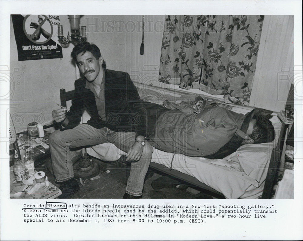 1990 Press Photo Geraldo Rivera special Modern Love sits by IV drug user in NY - Historic Images