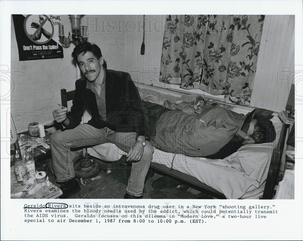 1987 Press Photo Geraldo Rivera With Drug Addict in New York Shooting Gallery - Historic Images