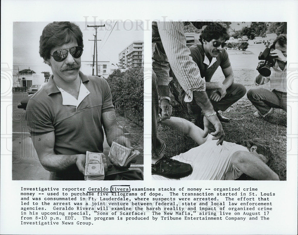 Press Photo Geraldo Rivera Examines Stacks of Organized Crime Money in Florida - Historic Images