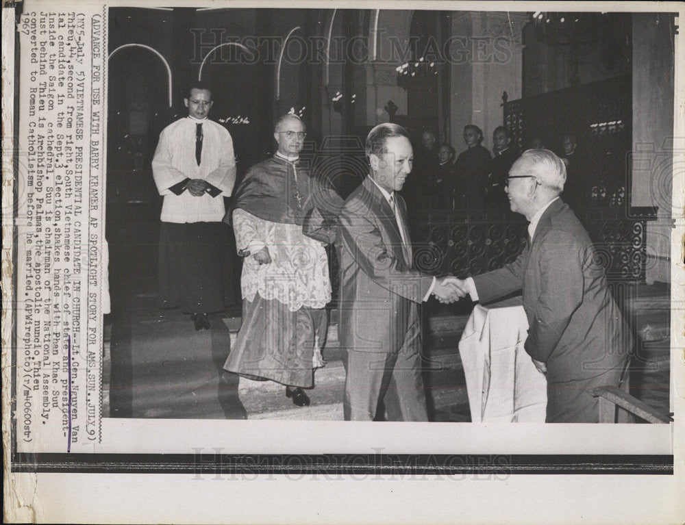 1967 Press Photo Vietnamese Presidential Candidate Nguyen Van Thieu in Church - Historic Images