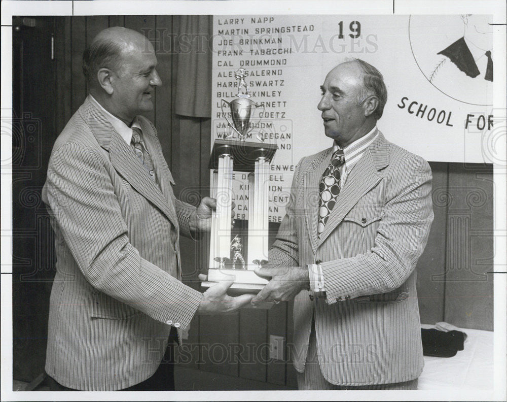 1972 Press Photo Augie Donatelli Awarded Outstanding Major League Umpire - Historic Images