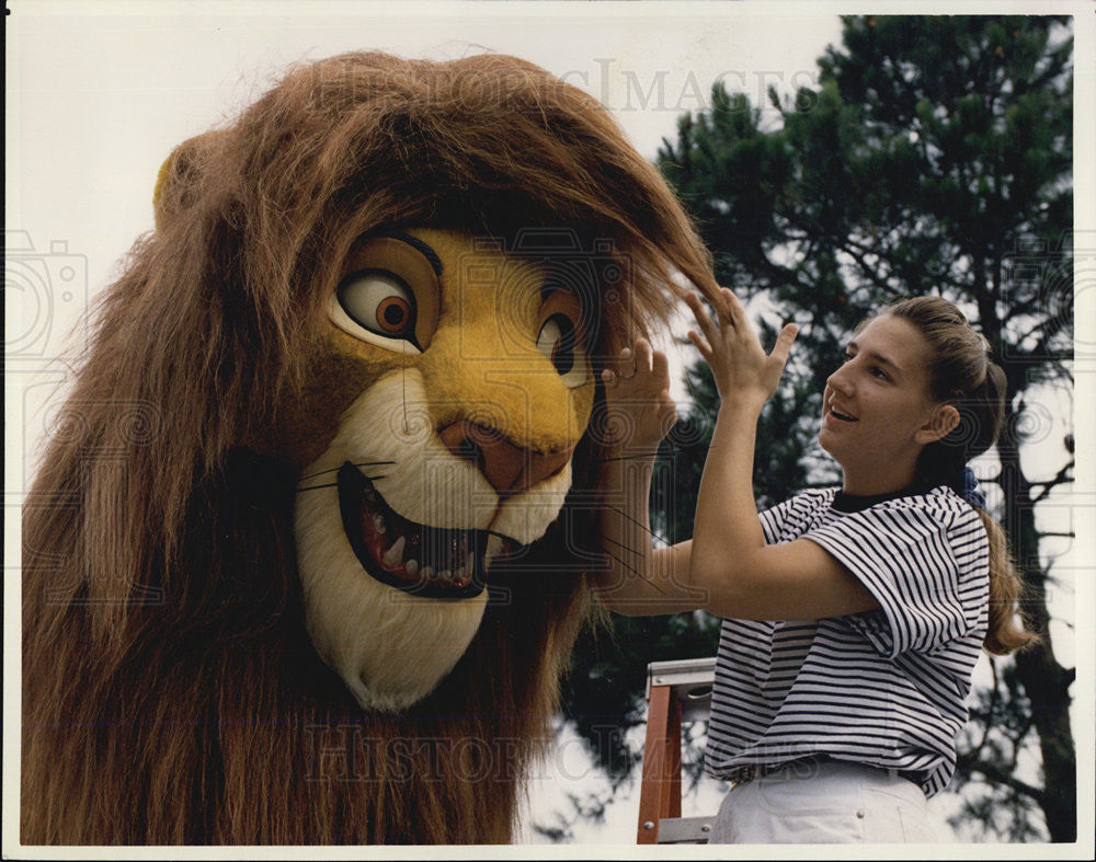 1994 Press Photo Animateer Sharon Cataldo Grooms Simba For Live Presentation - Historic Images