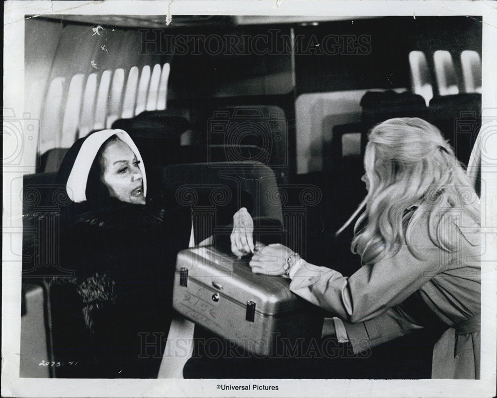 1974 Press Photo Gloria Swanson in &quot;Airport 1975&quot; with Christopher Norris - Historic Images