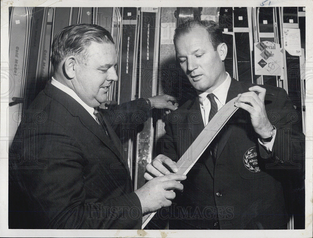 1967 Press Photo Othmar Schneider &amp; Arthur Sullivan Inspect Skis - Historic Images