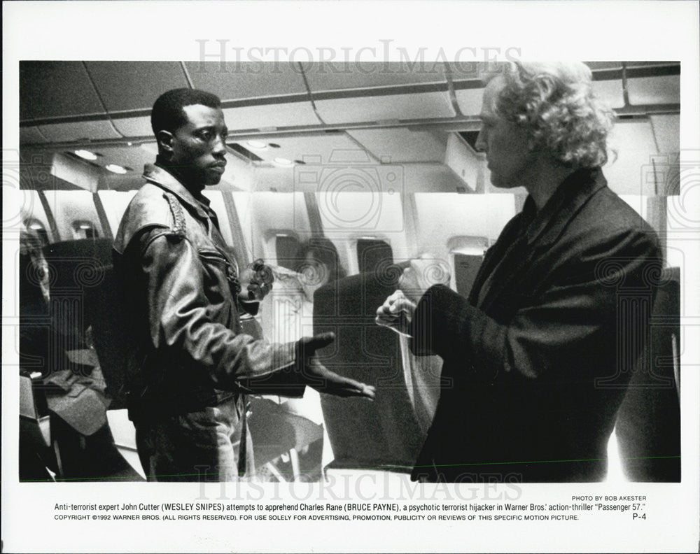 1992 Press Photo Wesley Snipes and Bruce Payne in &quot;Passenger 57&quot; - Historic Images