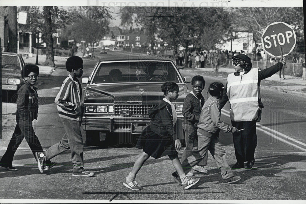 1982 Press Photo Mrs Cecelia Winter school crossing guard - Historic Images