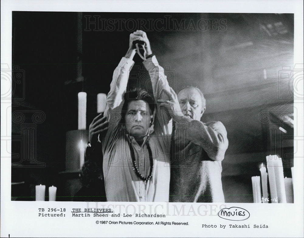 1987 Press Photo Martin Sheen and Lee Richardson in &quot;The Believers&quot; - Historic Images