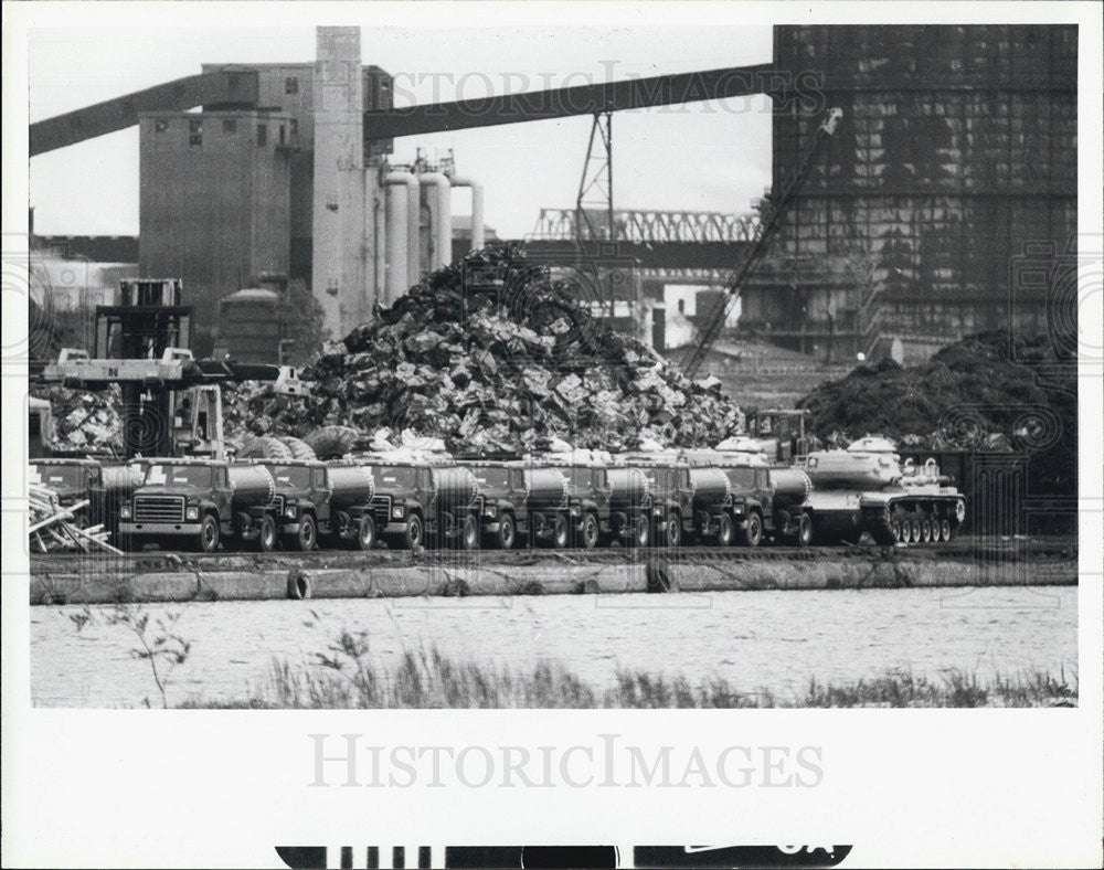 1984 Press Photo Tanks and military trucks at Detroit dock - Historic Images