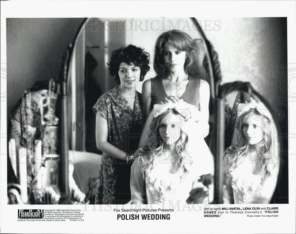 1998 Press Photo Mili Avatal, Lena Olin and Claire Danes in &quot;Polish Wedding&quot; - Historic Images